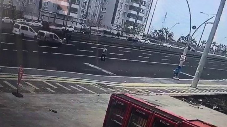 Diyarbakır’da yolun karşısına geçen adama otomobil çarptı