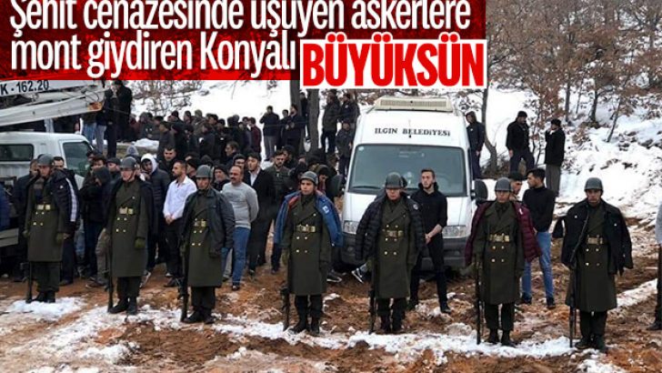 Tören mangasındaki askerlere montlarını giydirdiler